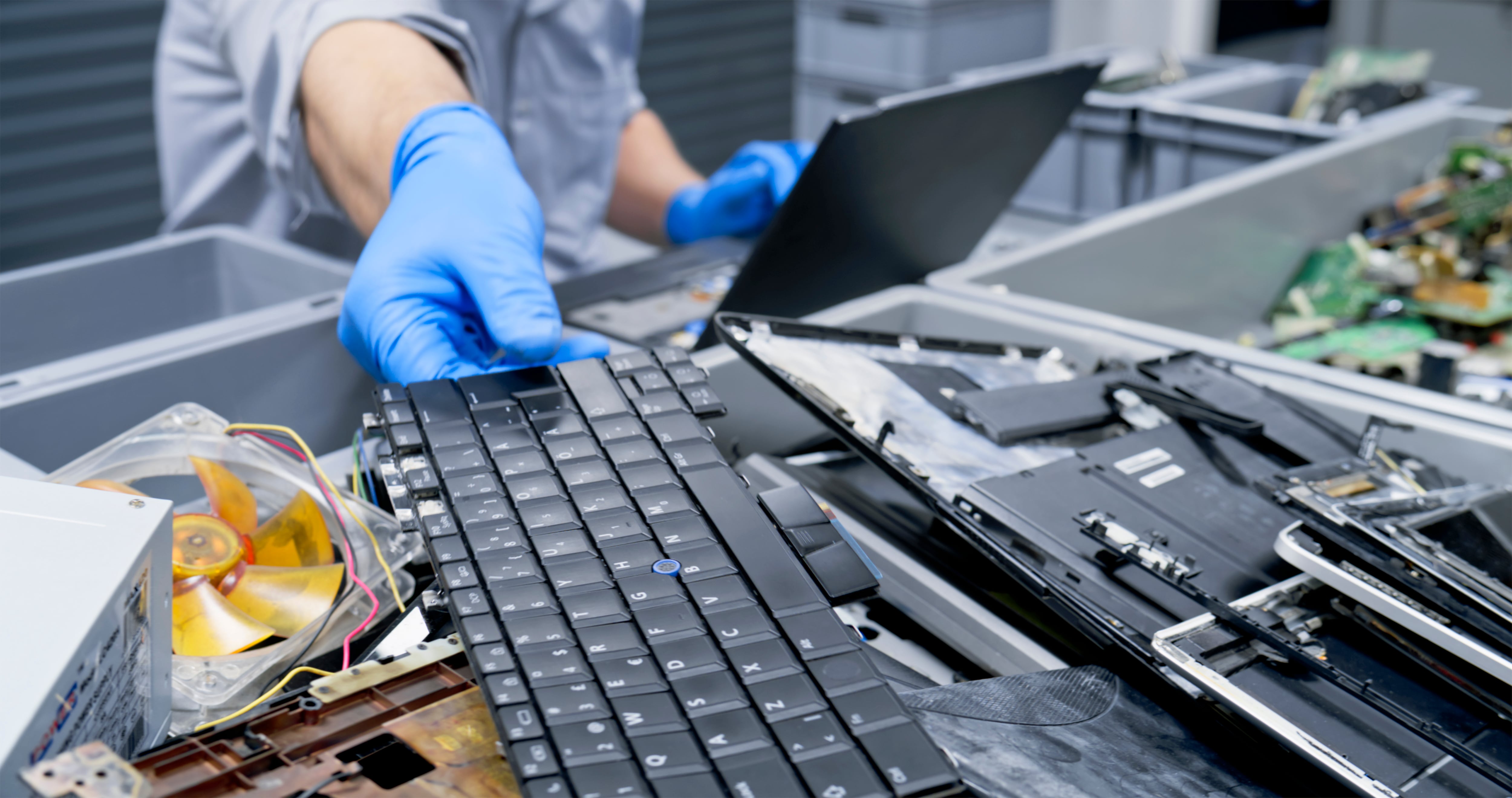 Una persona repara el teclado de un ordenador.