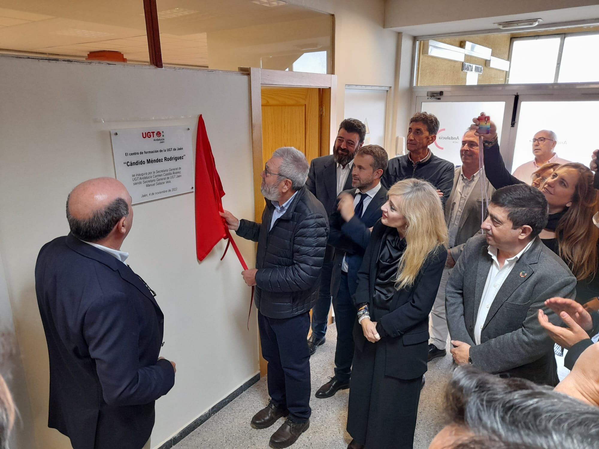 El exsecretario general de UGT, Cándido Méndez, descubre la placa del Centro de Formación que lleva su nombre.