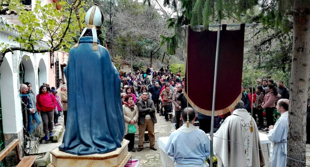 Momento de la celebración de una misa en la ermita de San Julián en años anteriores.