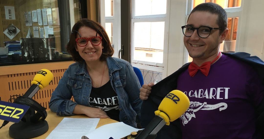 Pilar Sola y Emmanuel Vizcaíno, dos de los actores de la compañía Zoo Cabaret.