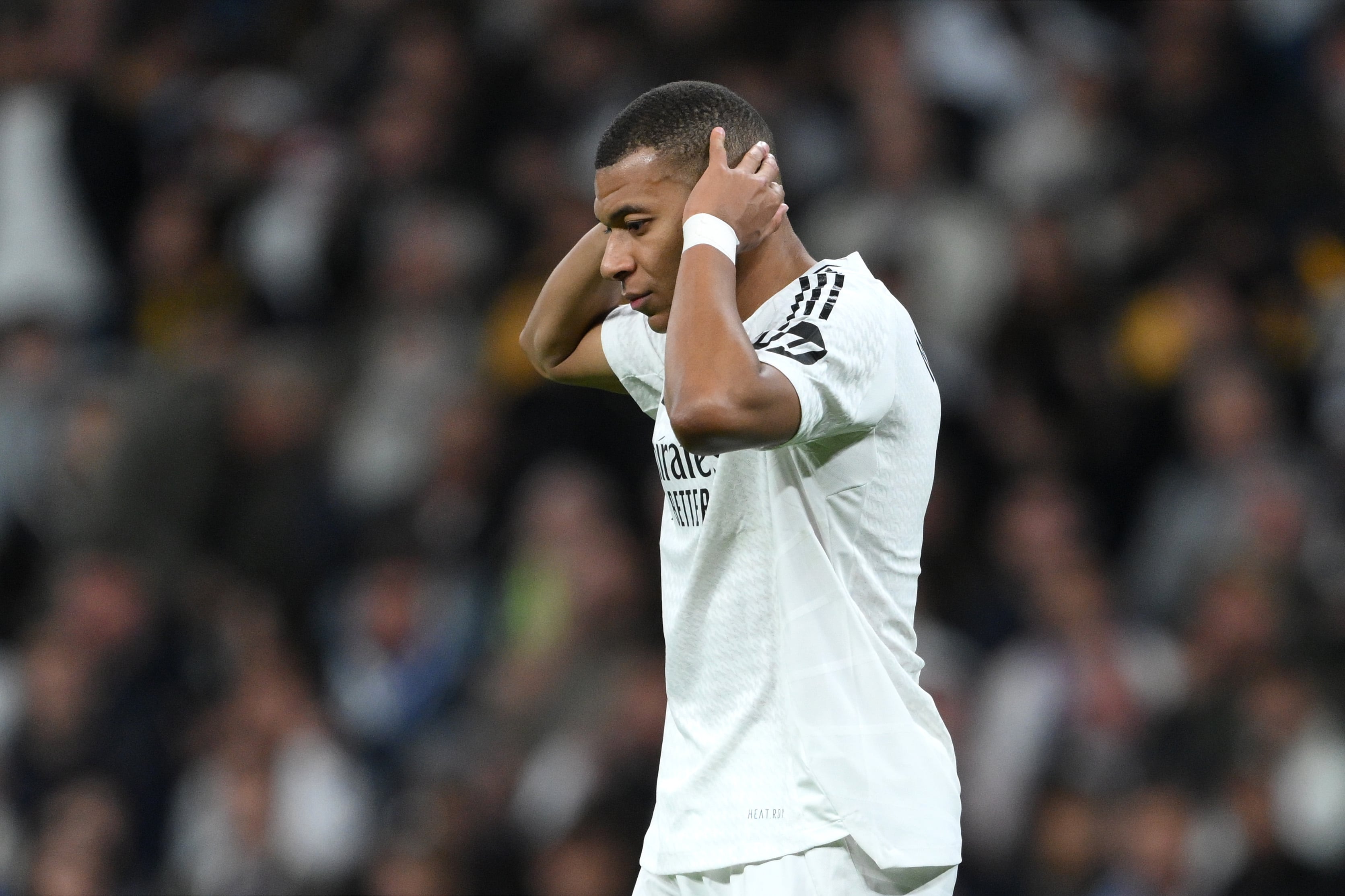 Kylian Mbappé se lamenta tras las ocasiones falladas en El Clásico. (David Ramos/Getty Images)