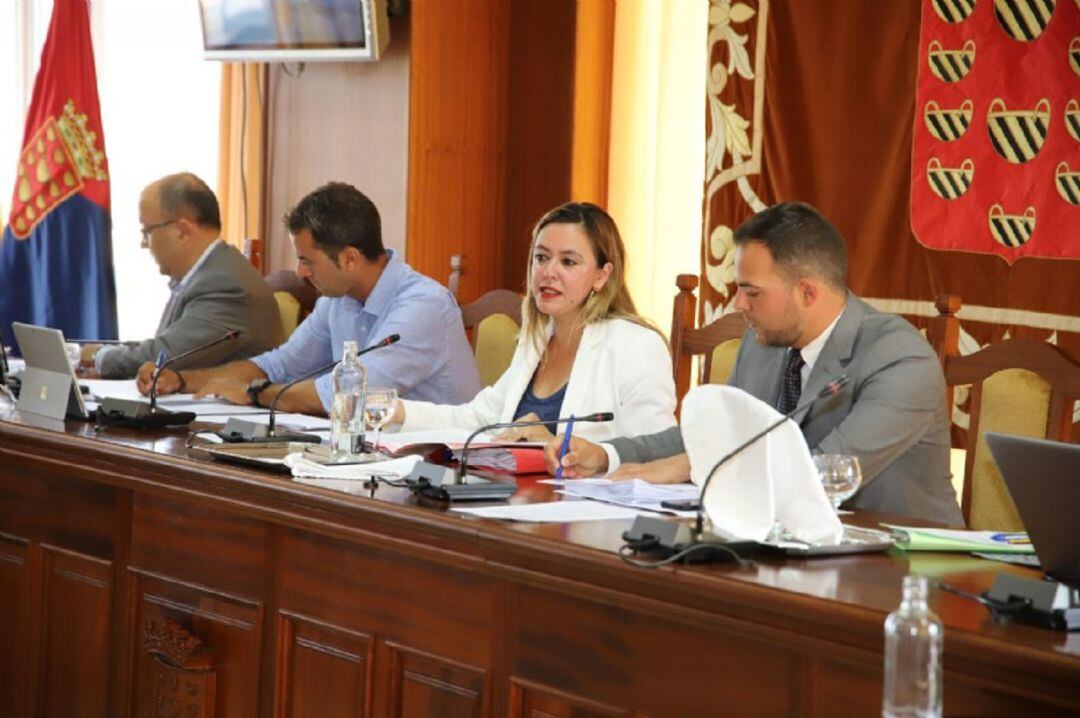 La presidenta del Cabildo de Lanzarote, María Dolores Corujo, y el vicepresidente, Jacobo Medina.