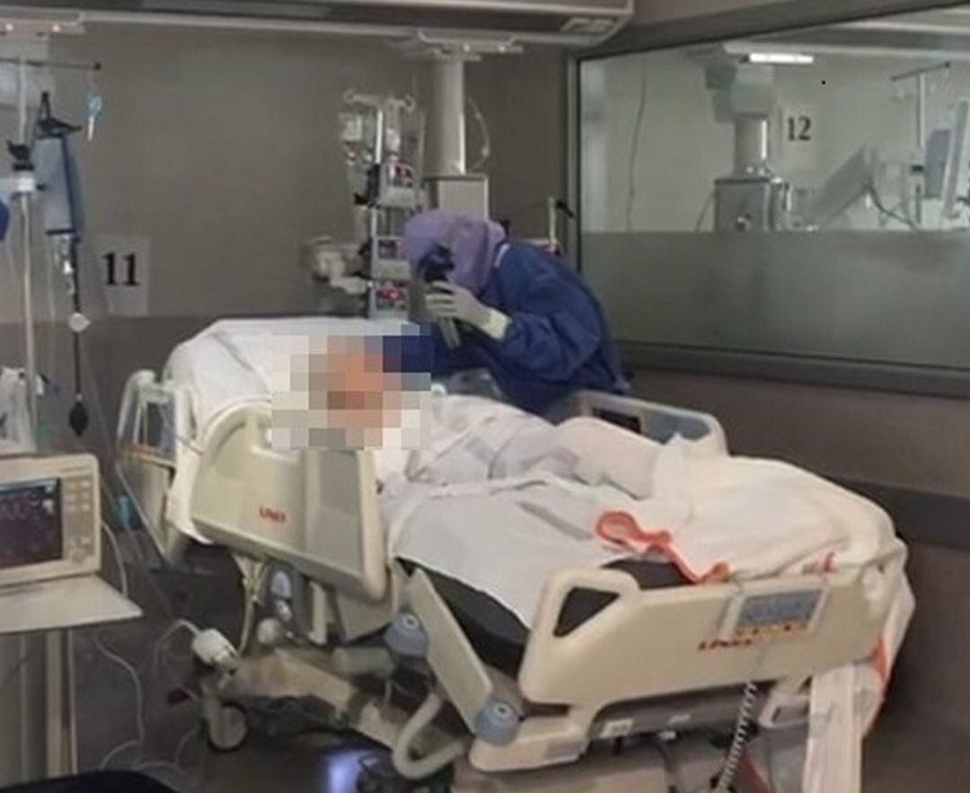 Videollamada para un paciente de la UCI con coronavirus 