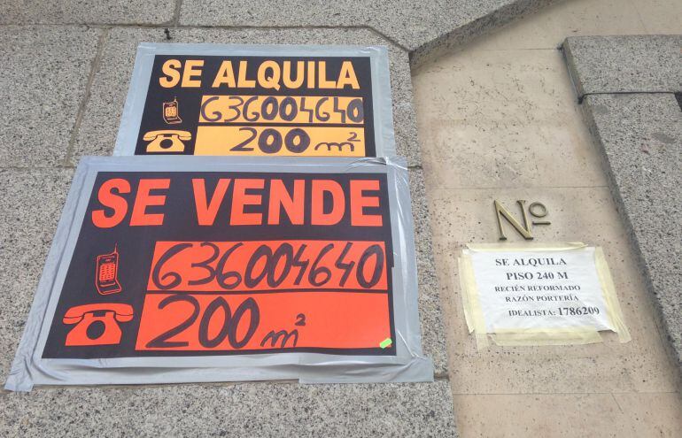 Imagen de carteles de alquiler en un inmueble situado en Madrid