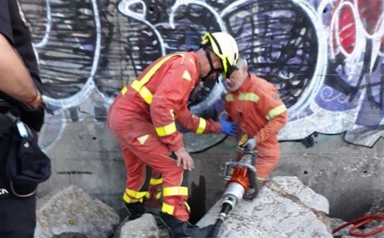 Rescatan a una menor atrapada por dos piedras al caerse cuando se hacía fotos en el cauce del Turia