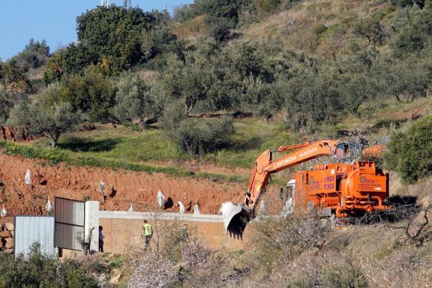 Llegada de la maquinaria para ayudar en las labores de rescate del niño atrapad