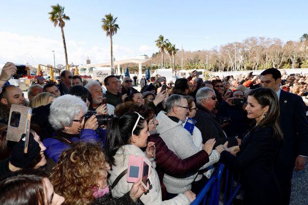 Doña Leticia ha saludado a los que esperaban a las puertas del Centro Pompidou