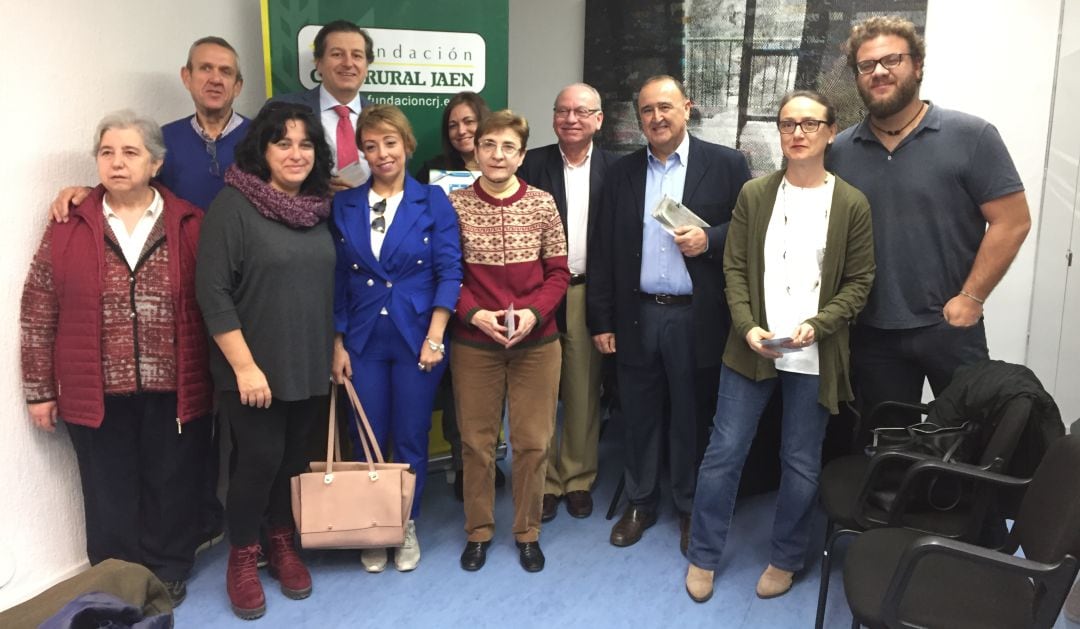 Miembros de Caja Rural y de asociaciones de voluntariado durante la presentación de estas ayudas en Jaén