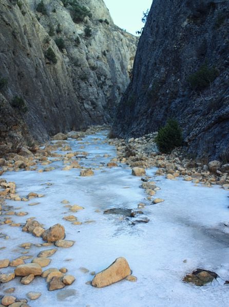 Estrecho del río Trabaque, helado, a su paso por Arcos de la Sierra, en Cuenca.