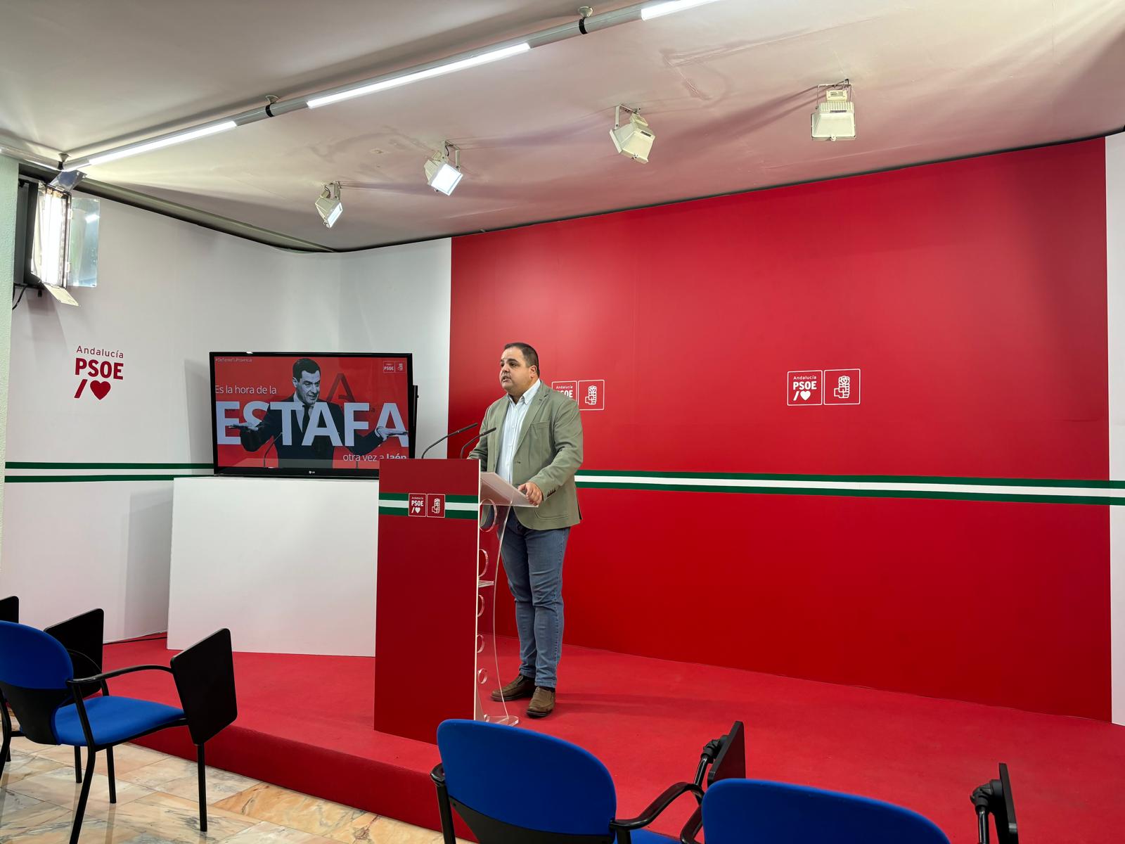 El parlamentario socialista Víctor Torres durante su rueda de prensa en Jaén.