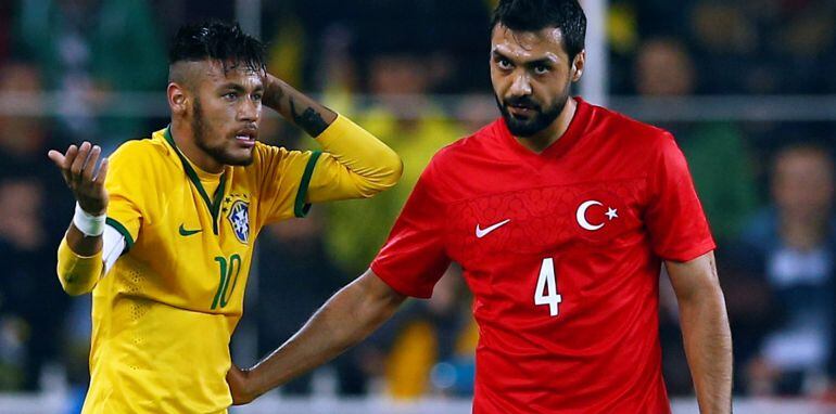 Neymar se queja de una falta en una amistoso frente a Turquía