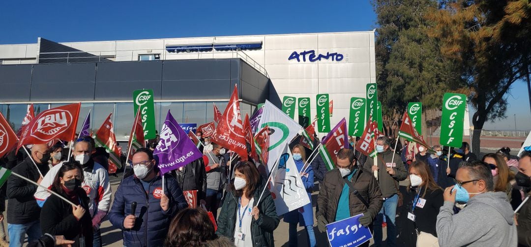 Trabajadores y sindicatos protestan por el ERE planteado por la empresa Atento.