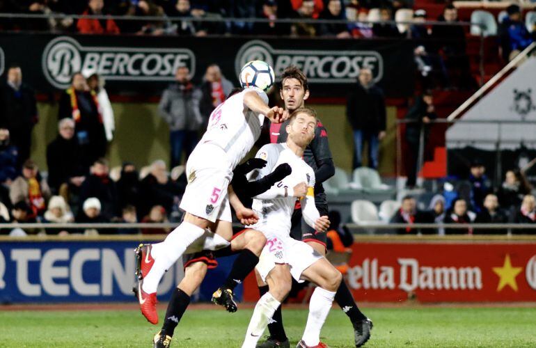 Morcillo disputando un balón con Lekic.