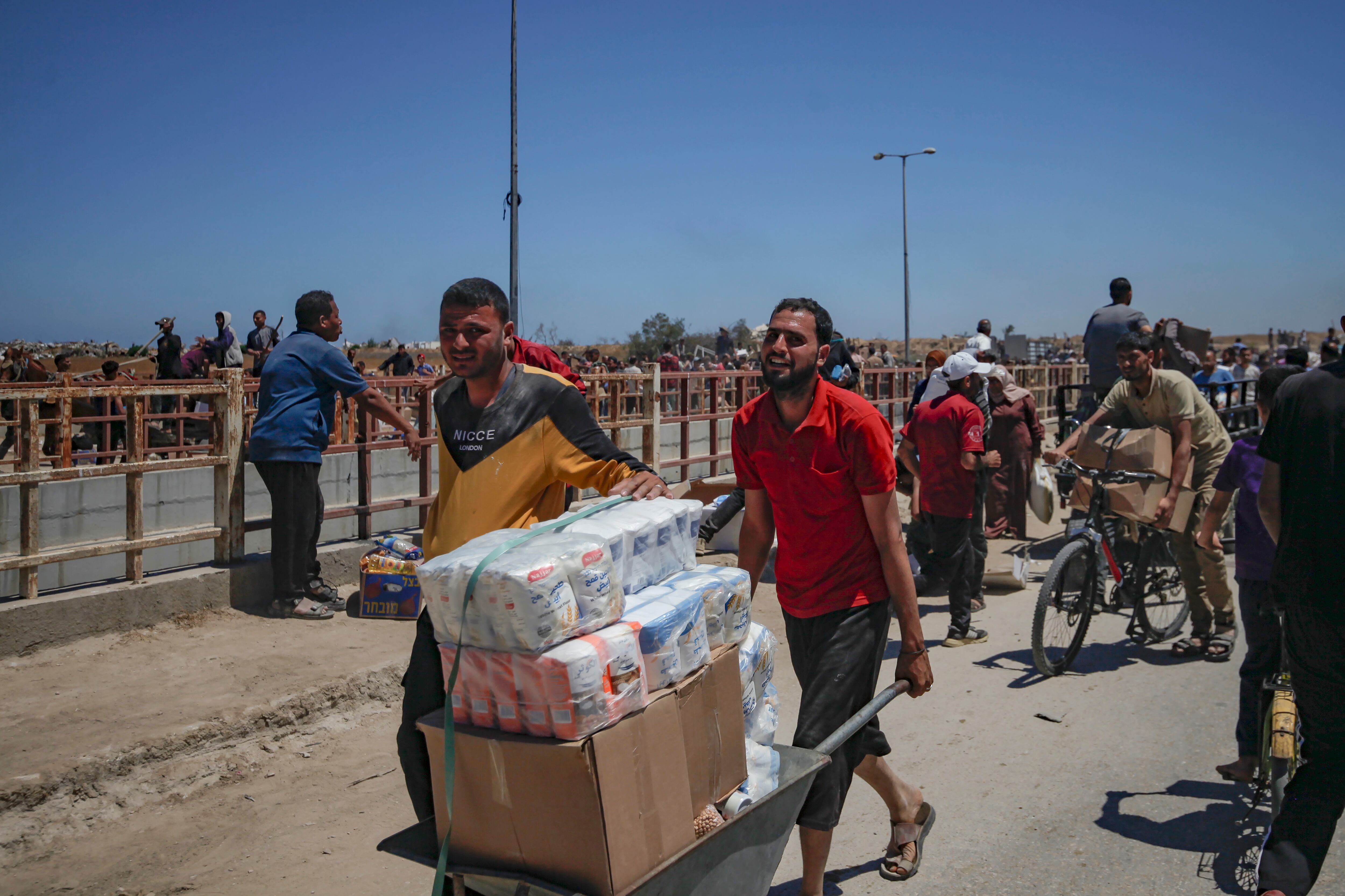 La Fundación Humanitaria de Gaza, fundada por Israel y apoyada por Estados Unidos, reparte ayuda humanitaria en Gaza. EFE/EPA/HAITHAM IMAD