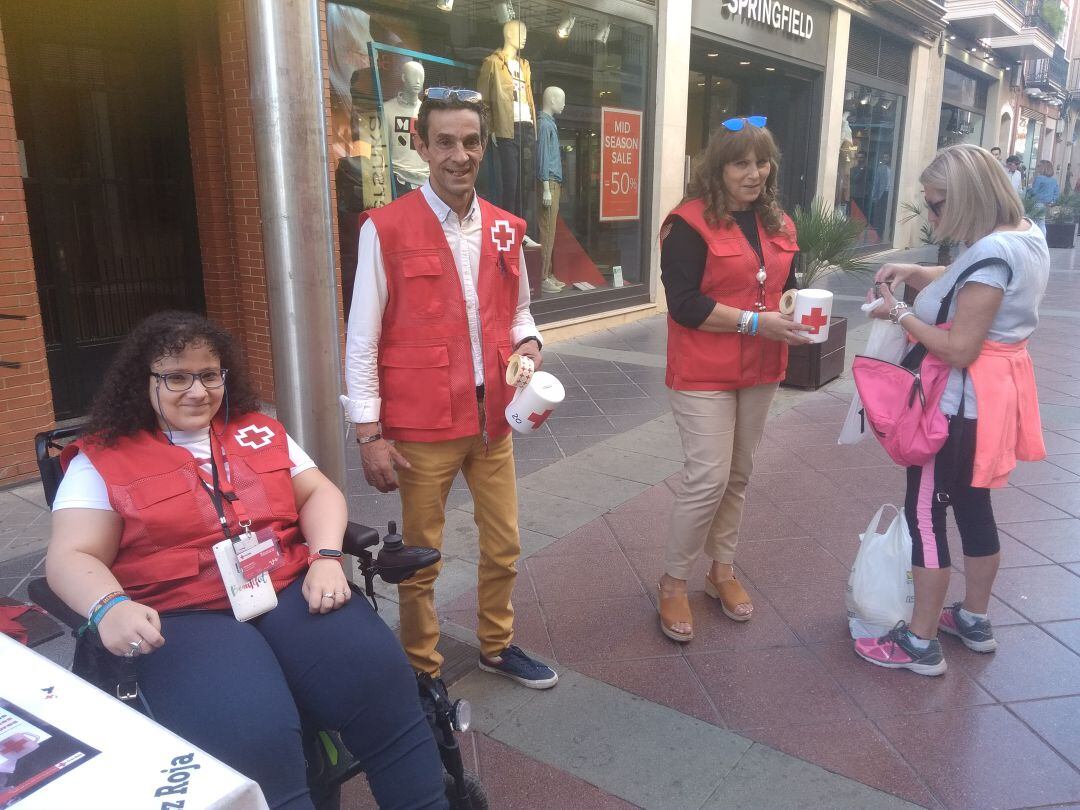 Voluntarios de Cruz Roja en el "Día de la Banderita".