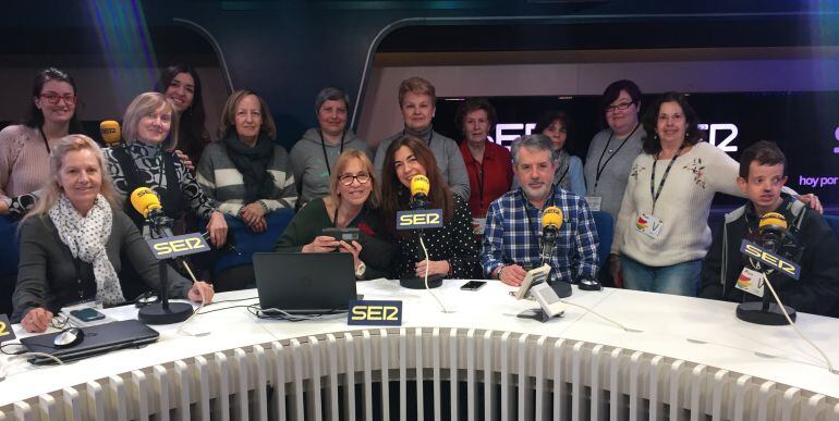 Marta González Novo y Virginia Sarmiento con un grupo de oyentes que nos han visitado. 