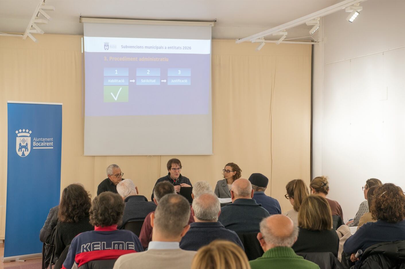 Un momento de la reunión informativa celebrada en la sala Joan de Joanes del Ayuntamiento de Bocairent con representantes del tejido asociativo local