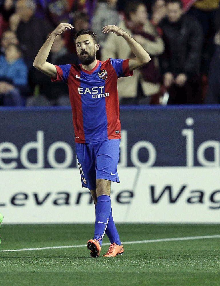 El centrocampista del Levante UD, José Luis Morales, celebra el primer gol de su equipo ante el Getafe CF durante el partido correspondiente a la 25 jornada de Liga jugado esta noche en el estadio Ciutat de Valencia. EFE-Manuel Bruque