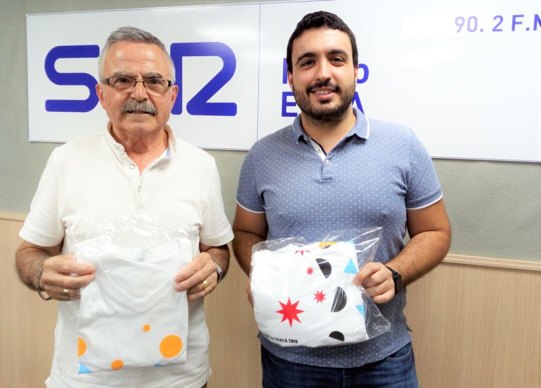 Francisco Martínez y Aitor Marco, integrantes de la Comisión de la Traca y los Globos, en Radio Elda