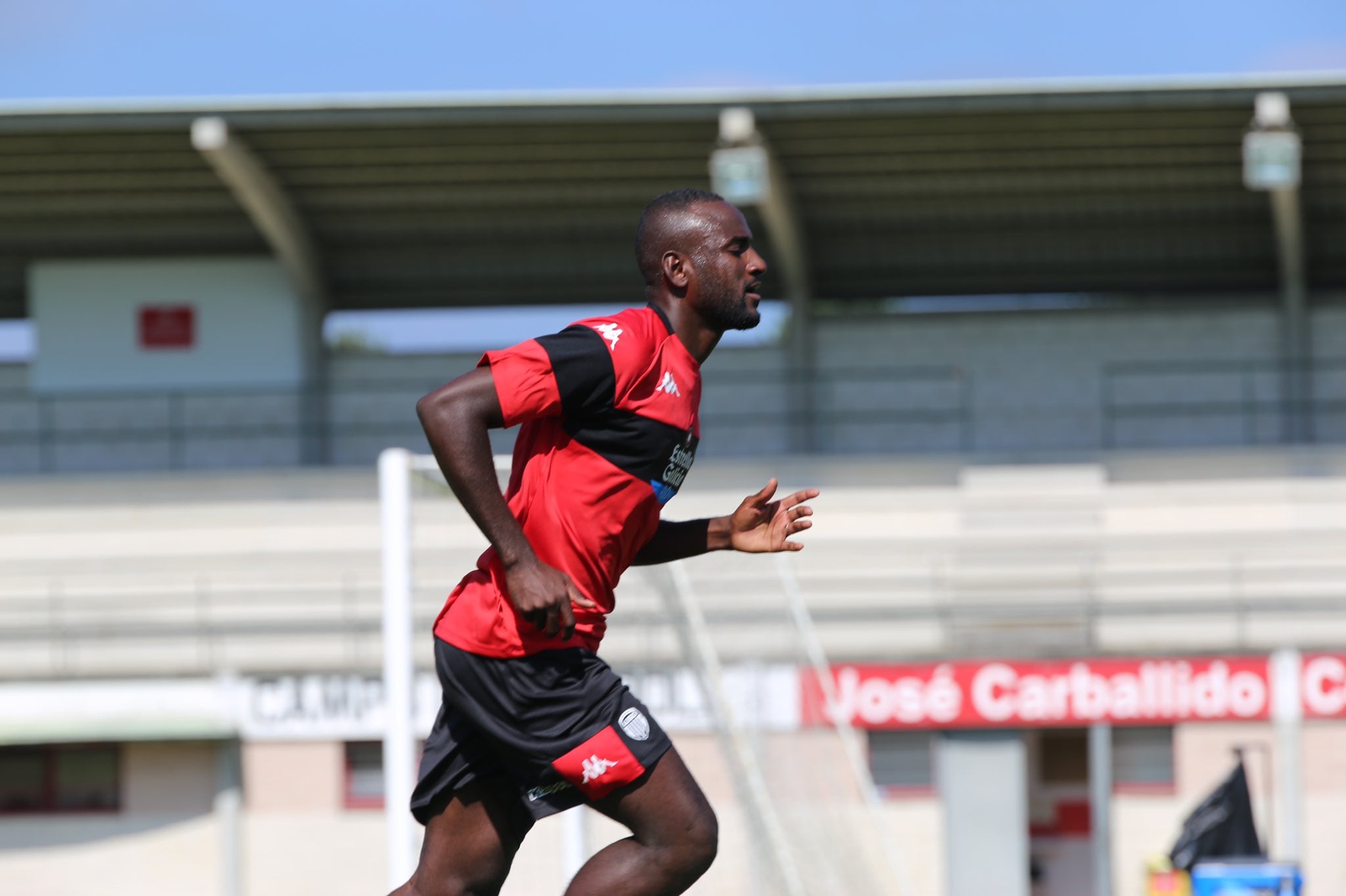 El Hacen durante una sesión de entrenamiento en el campo de O Ceao