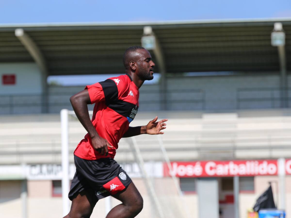 El Lugo ficha a Miguel Loureiro e incorpora a prueba a El Hacen