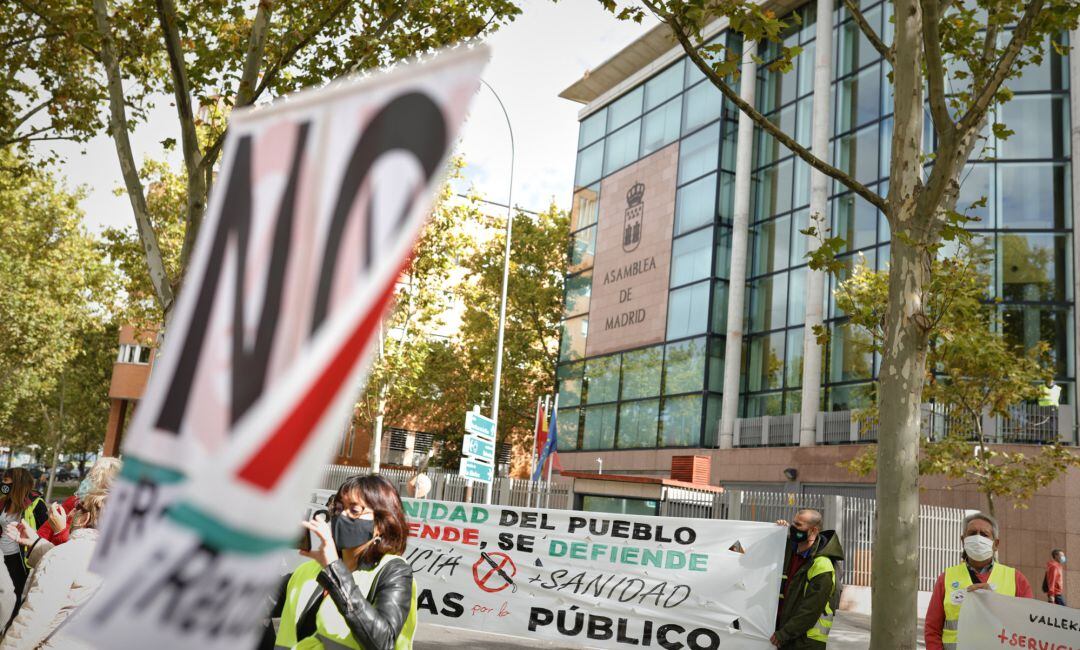 Los manifestantes se unen contra &quot;la privatización y los recortes&quot;, así como contra la &quot;humillación&quot; de los barrios y bajo el lema &#039;Pese al confinamiento de clase, defendemos nuestra Sanidad Pública&#039;. 