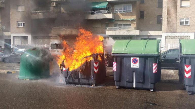 Uno de los contenedores quemados en la calle República Dominicana