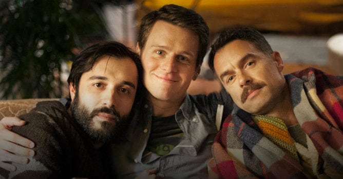 Patrick (Jonathan Groff), Agustin (Frankie J. Alvarez) y Dom (Murray Bartlett)