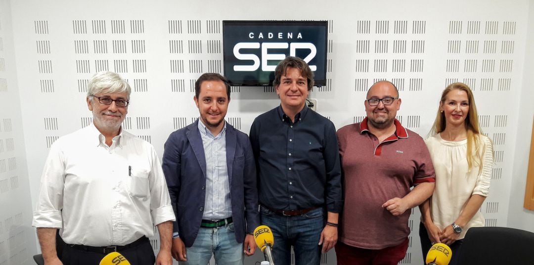 De izquierda a derecha, los candidatos de Unidas Podemos – IU- Ganar Fuenlabrada (Pedro Vigil), PP (Sergio López), PSOE (el actual alcalde, Javier Ayala), Actúa-La Izquierda hoy (Oscar Valero) y Ciudadanos (Patricia de Frutos).