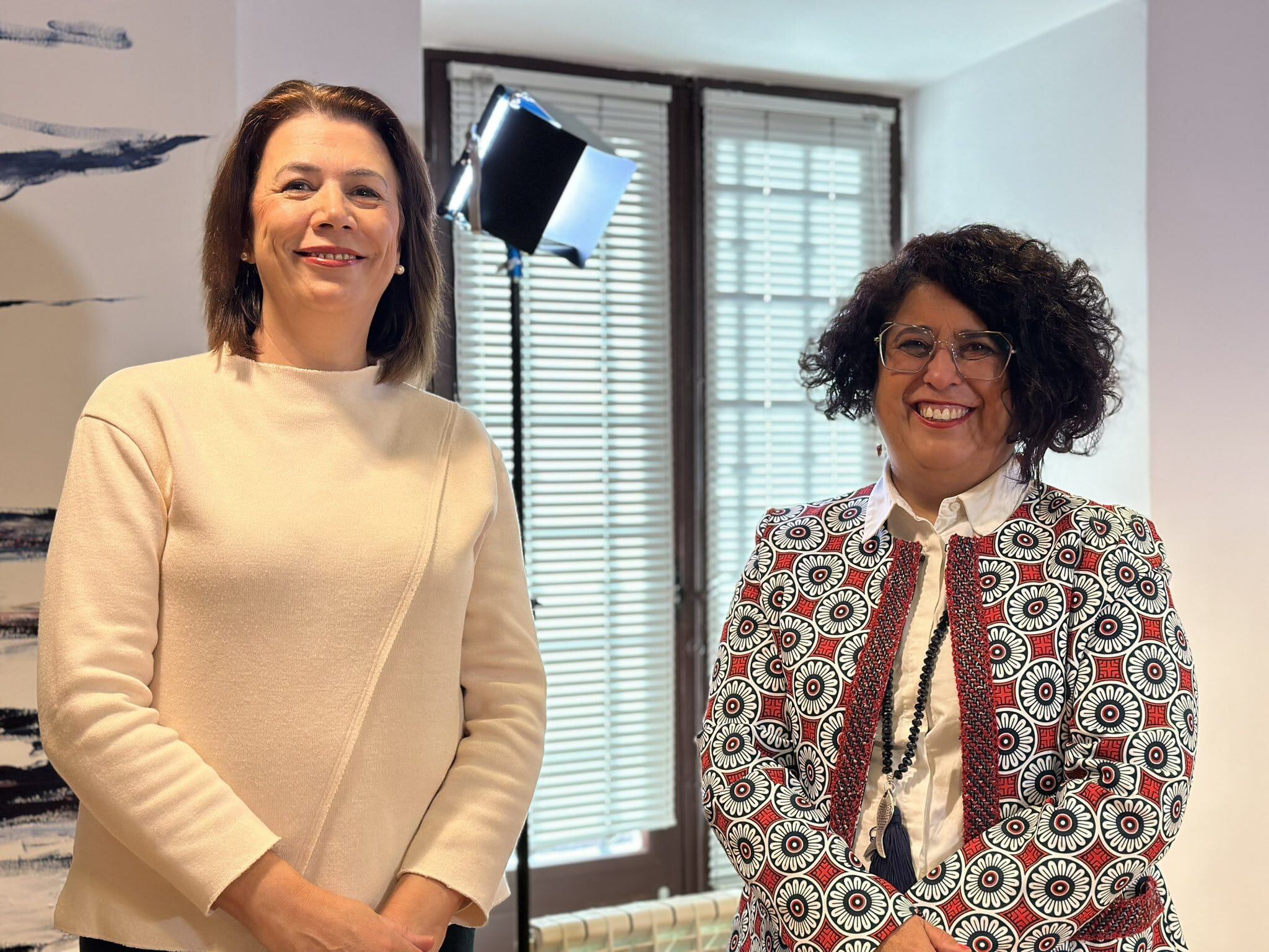 Izq. Esther Nuñez (portavoz VOX) y Rosalía Serrano (concejala Hacienda)