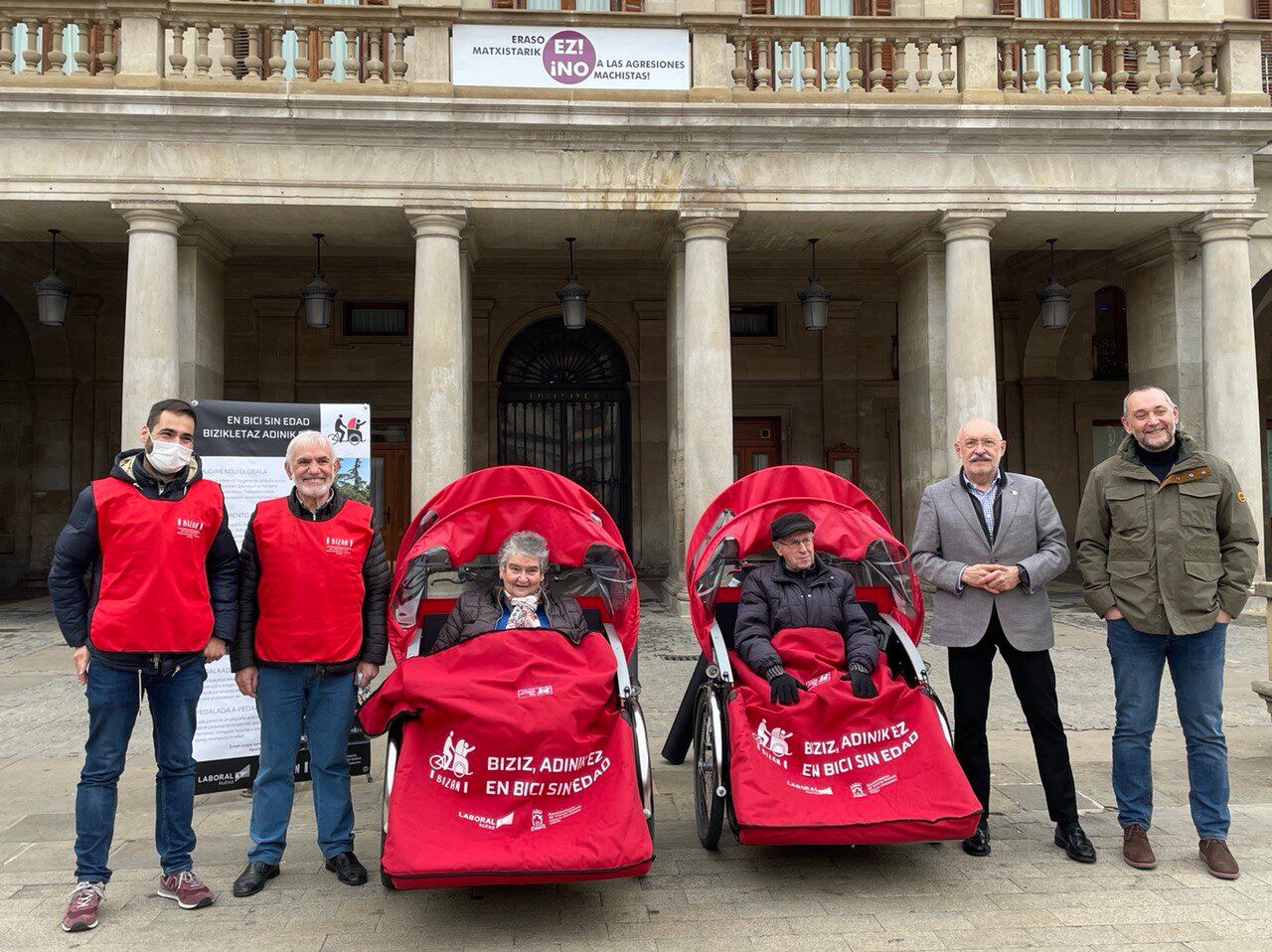 Voluntarios de la actividad &quot;En bici sin edad&quot;, junto con dos usuarios, el concejal de Políticas Sociales Jon Armentia y el responsable de Acción Social Laboral Kutxa, Kepa Ortiz de Urbina.