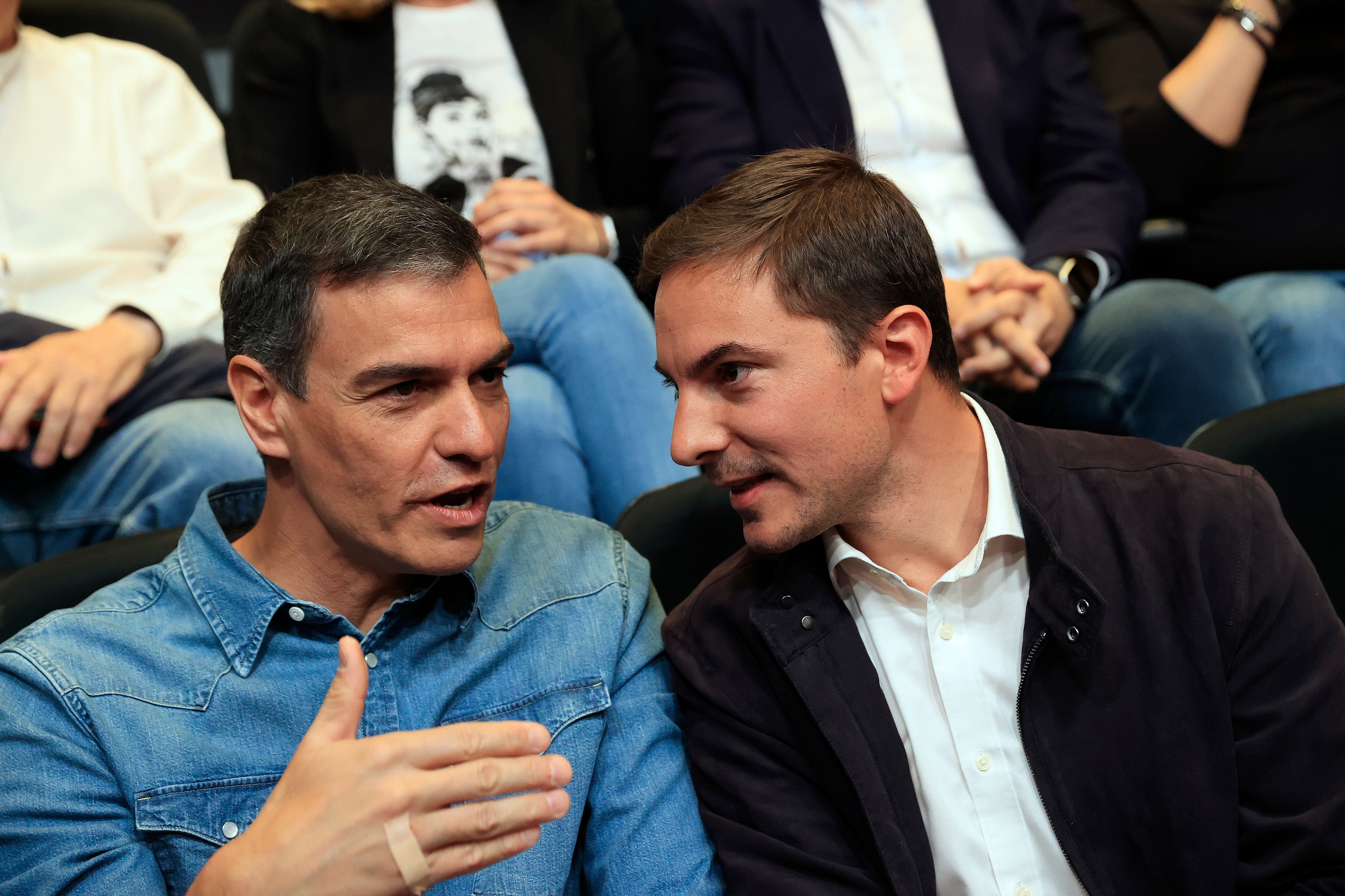 El secretario general del PSOE y presidente del Gobierno, Pedro Sánchez (i), conversa con el secretario general de los socialistas madrileños y candidato a la presidencia de la Comunidad de Madrid, Juan Lobato (d), durante el acto del PSOE celebrado este domingo en Fuenlabrada (Madrid) | EFE/Zipi