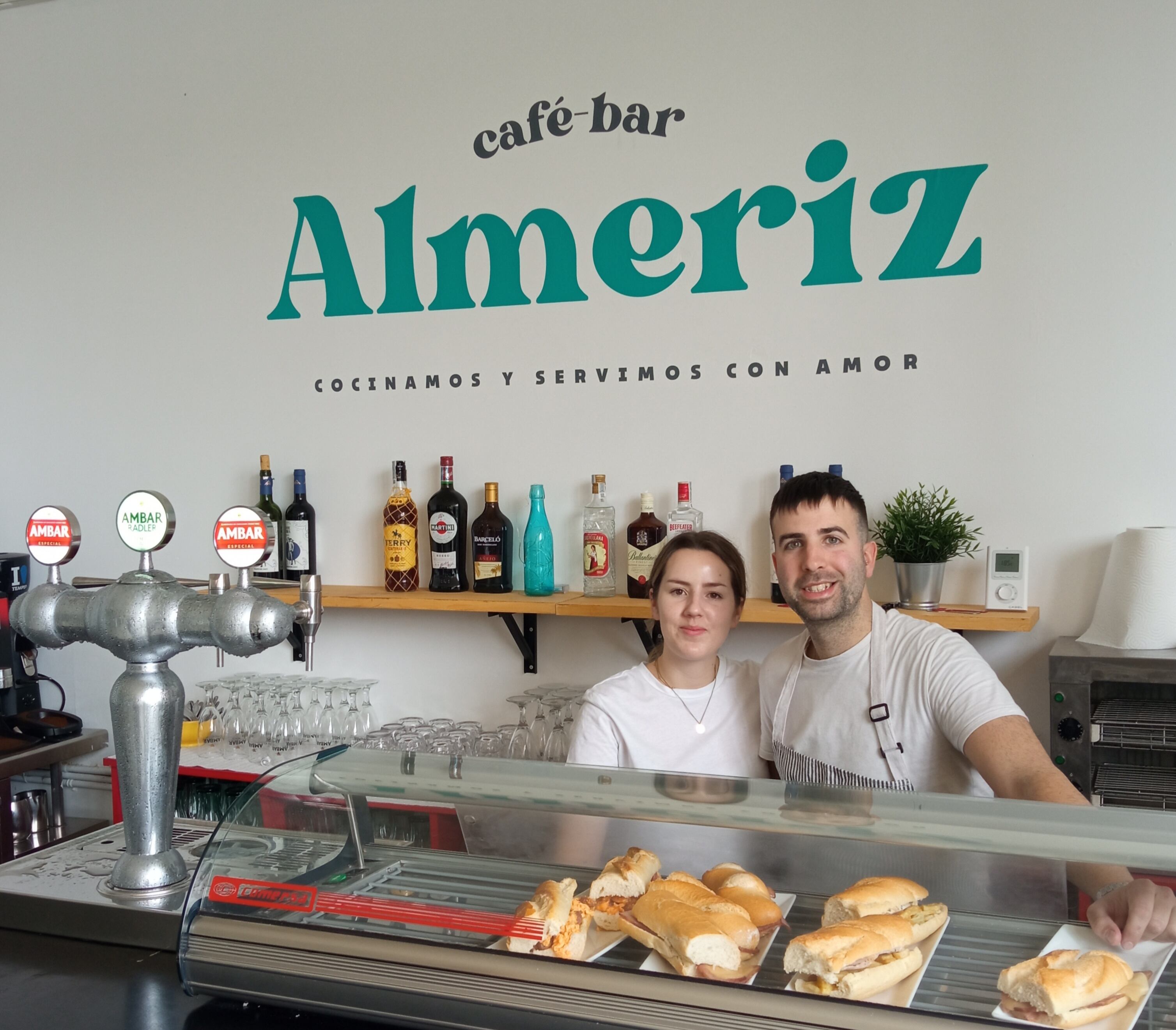 Los nuevos propietarios de la cafetería de la piscina Almériz