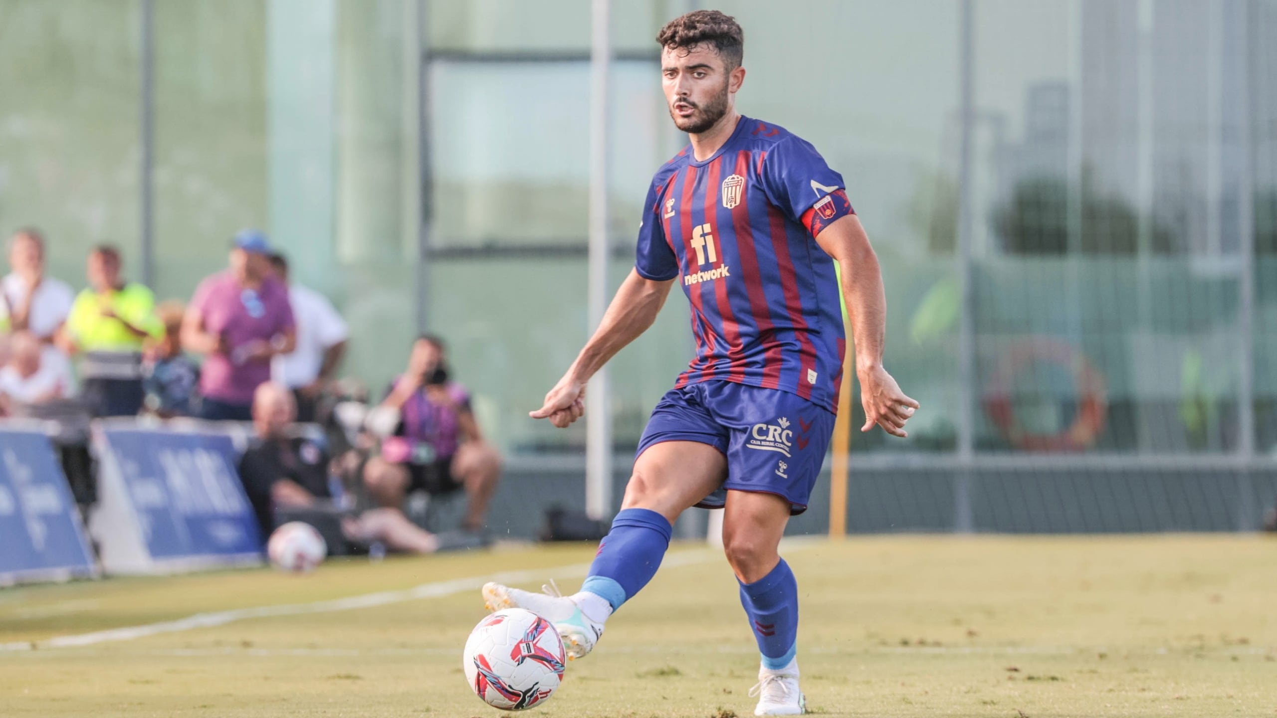 Sergio Ortuño, jugador del CD Eldense, disputando la pretemporada.