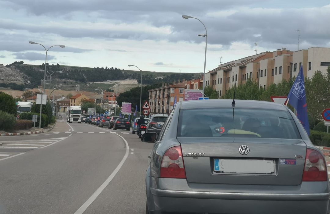 La travesía de la N-122 en Peñafiel contó con la presencia de decenas de vehículos en la concentración promovida por la Plataforma A11 Pasos.