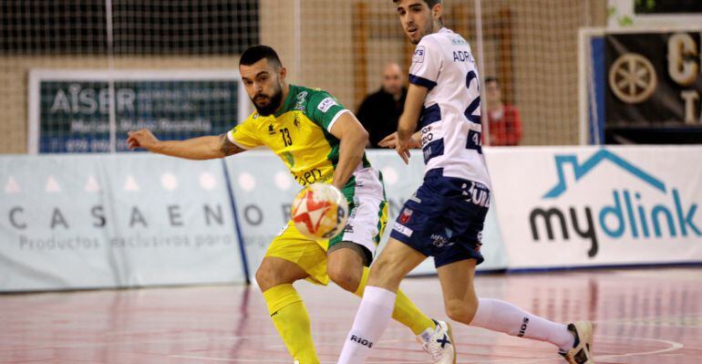 El amarillo Giasson se disputa un balón con un jugador del Ríos Renovables.