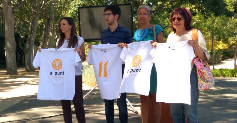 La samarreta oficial de la Diada 2016 té un disseny molt senzill, amb un punt a la part de davant i una R, de República. Al darrera, el número 11.