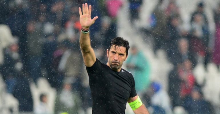 Buffon se despide del público durante el último partido de la Juve frente al Real Madrid