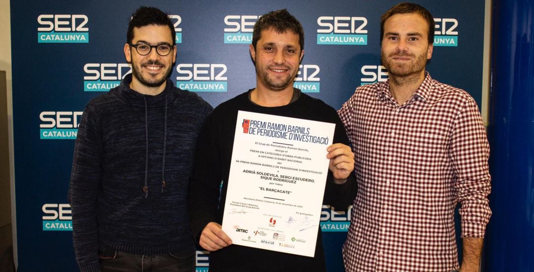 Adriá Soldevila, Sique Rodríguez y Sergi Escudero, posan con el premio Ramón Barnils de periodismo de investigación