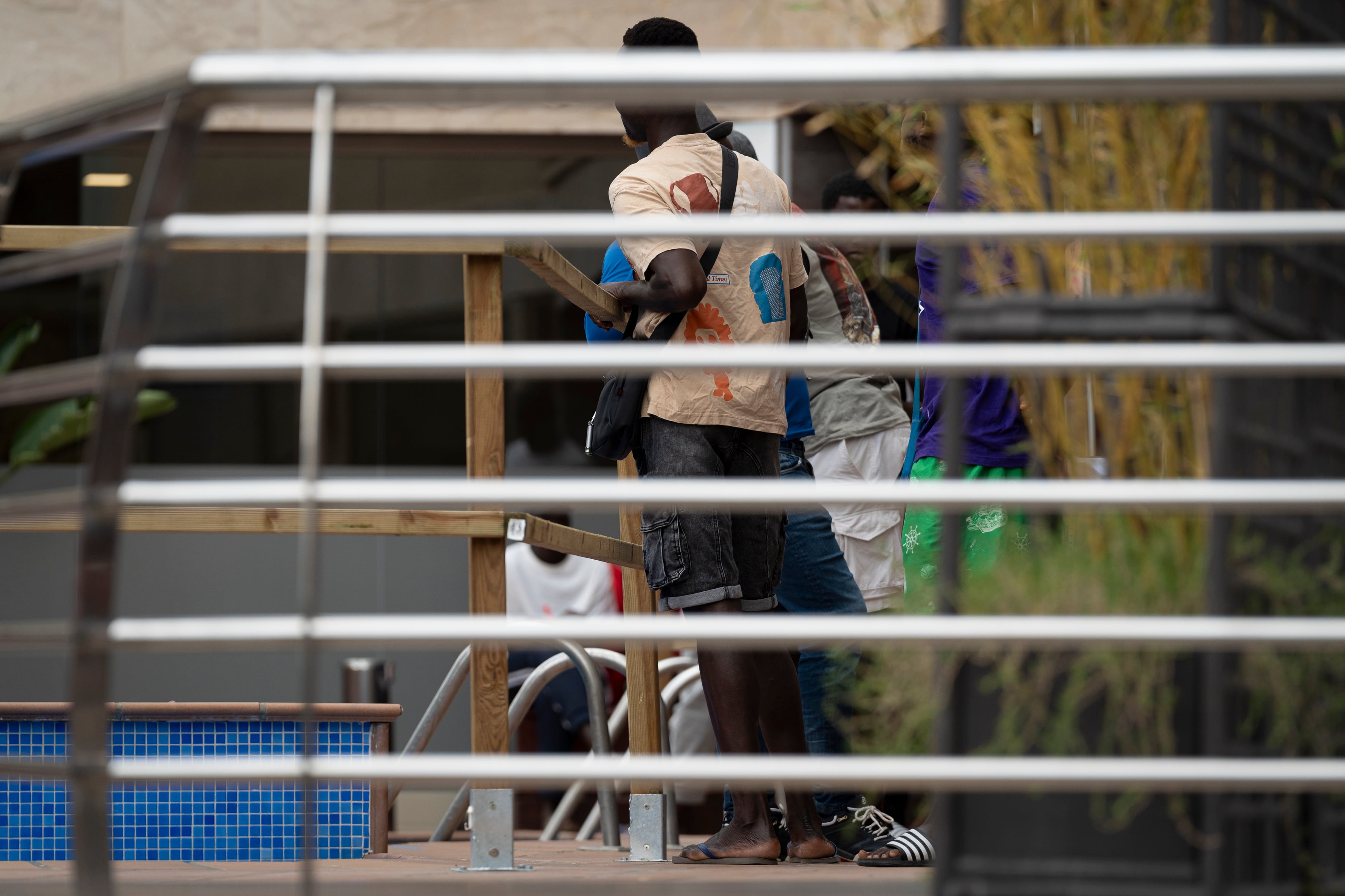 FOTODELDÍA TOSSA DE MAR (GIRONA), 04/09/2024.- Unos cien migrantes solicitantes de asilo llegaron la pasada medianoche al hotel de Tossa de Mar (Girona) donde se alojarán en las próximas semanas hasta que se resuelva su situación, han confirmado a EFE fuentes municipales. Está previsto que durante este miércoles lleguen otros cien migrantes en la misma situación, hasta completar los 200 que permanecerán temporalmente en el Hotel Tossa Center. La mayoría de los migrantes son malienses, aunque también hay solicitantes de otras nacionalidades.- EFE/ David Borrat
