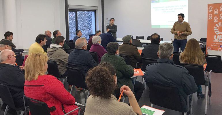 Cristóbal Cano, secretario general de UPA en Jaén, en una charla informativa sobre la PAC celebrada en Alcalá la Real.