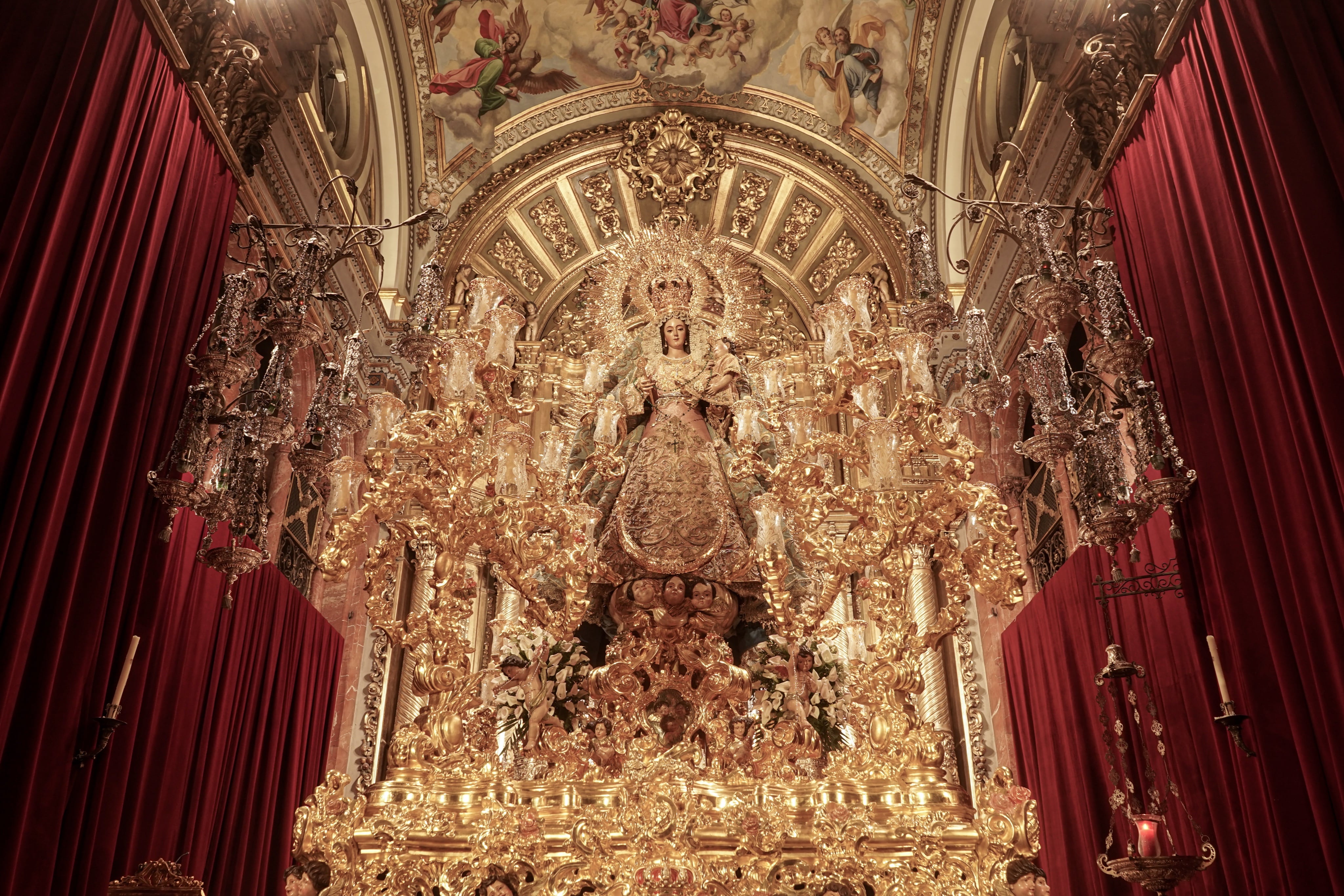 La Virgen del Rosario de la Macarena, dispuesta ya en su paso para la salida procesional de este domingo