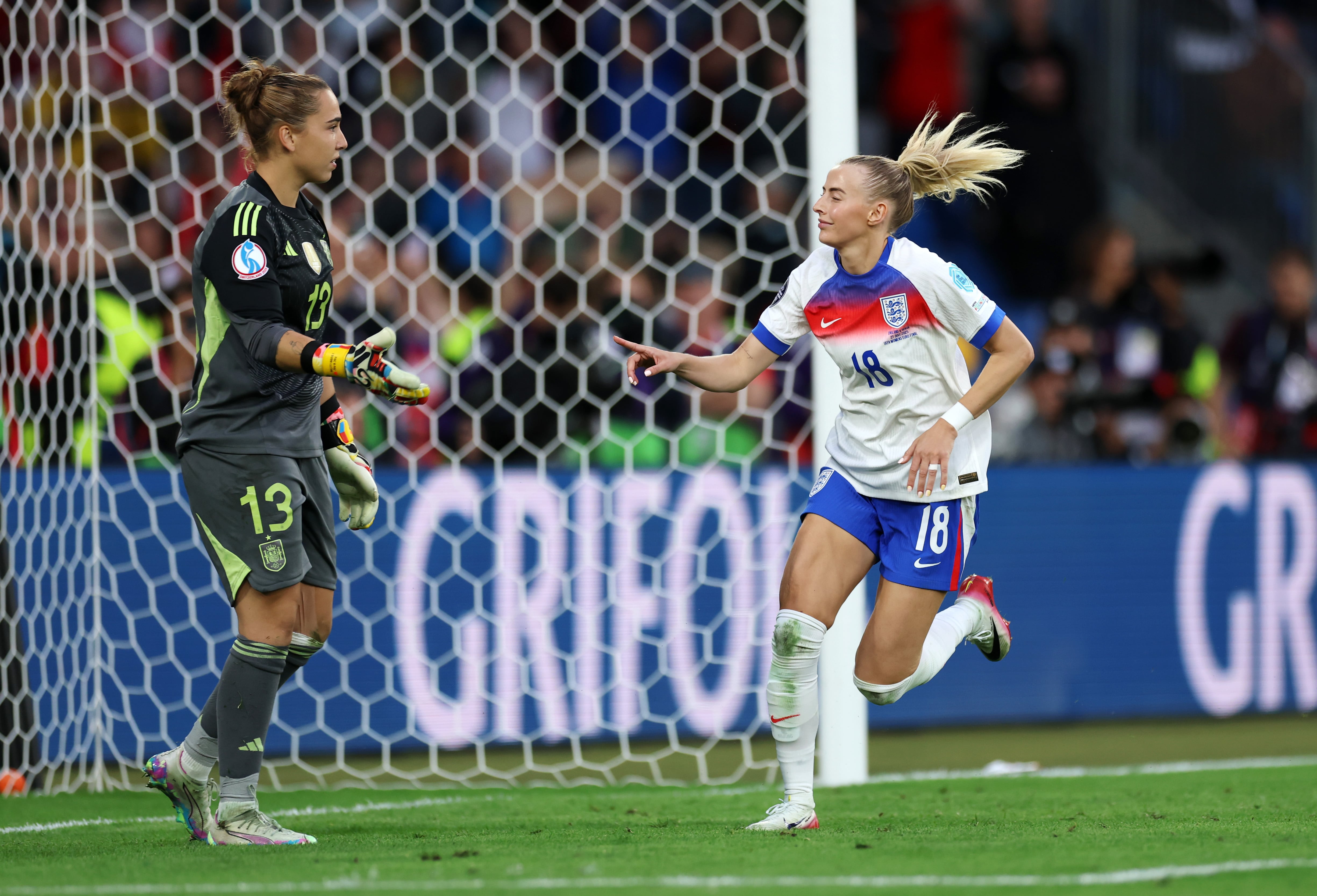 Chloe Kelly celebra la Eurocopa de Inglaterra delante de Cata Coll