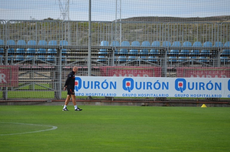 Ranko Popovic pensativo al finalizar un entrenamiento al frente de la plantilla del Real Zaragoza en la Ciudad Deportiva