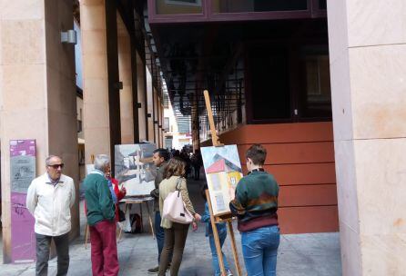 Muchos transeúntes se paraban para observar el trabajo de los artistas