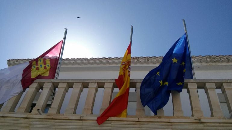 Las banderas ondean a media asta en San Pedro (Albacete)