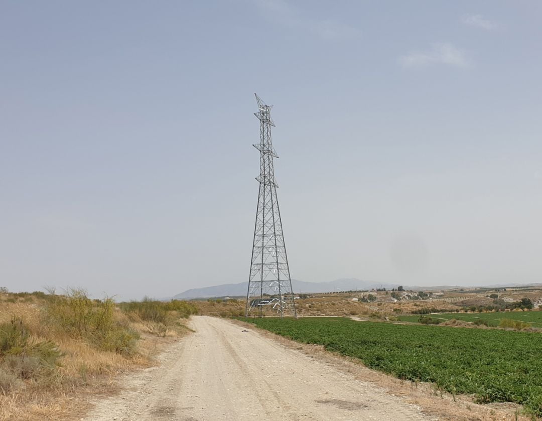 Una de las torres de la nueva &#039;autopista eléctrica&#039; entre Atarfe y Baza a la altura del término de Benamaurel (Granada)