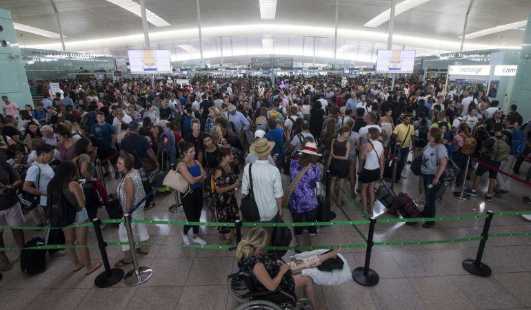 Las colas para acceder al control de seguridad del Aeropuerto de Barcelona-El Prat continúan debido a los paros que llevan a cabo los trabajadores de Eulen, la empresa que gestiona este servicio.