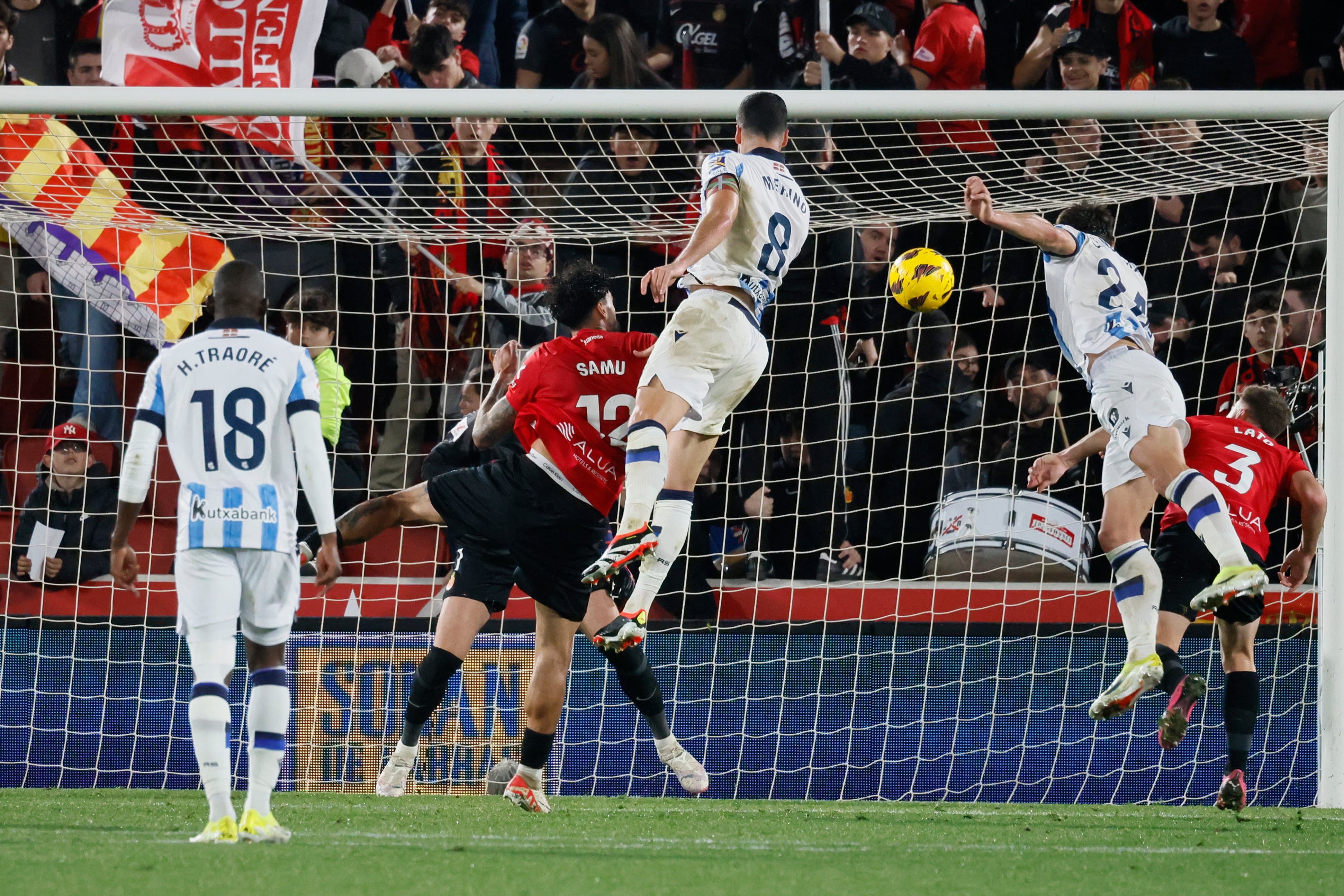 PALMA DE MALLORCA (ESPAÑA), 18/02/2024.- El centrocampista de la Real Sociedad Mikel Merino (3d) remata de cabeza para conseguir el segundo gol de su equipo, durante el partido de la jornada 25 de LaLiga EA Sports entre el Real Mallorca y Real Sociedad, hoy domingo en el estadio de Son Moix, Palma de Mallorca (Islas Baleares). EFE/ Cati Cladera
