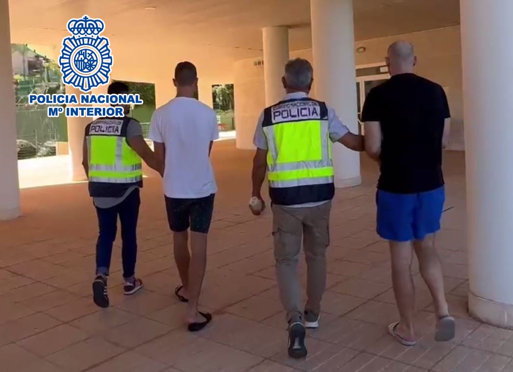 La Policía Nacional ha desarticulado en Benidorm y La Vila Joiosa una organización criminal dedicada al tráfico ilícito de vehículos de alta gama tras detener a cuatro personas y recuperar cinco vehículos